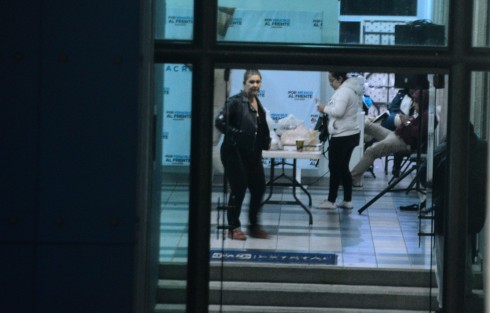 Simpatizantes del aspirante a la dirigencia estatal del PAN, Joaquín Guzmán Avilés, llegaron esta noche de martes a la sede de dicho partido para vigilar paquetes electorales; argumentan varias irregularidades que le habrían dado el triunfo a Pepe Mancha.