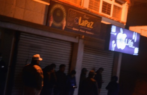 Simpatizantes del aspirante a la dirigencia estatal del PAN, Joaquín Guzmán Avilés, llegaron esta noche de martes a la sede de dicho partido para vigilar paquetes electorales; argumentan varias irregularidades que le habrían dado el triunfo a Pepe Mancha.