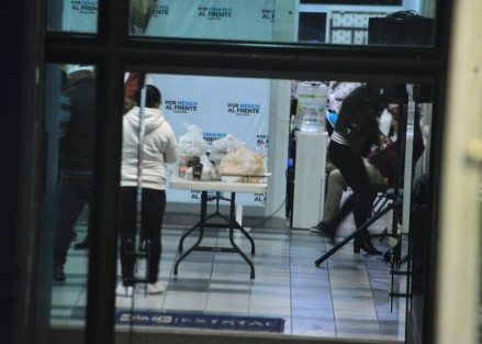 Simpatizantes del aspirante a la dirigencia estatal del PAN, Joaquín Guzmán Avilés, llegaron esta noche de martes a la sede de dicho partido para vigilar paquetes electorales; argumentan varias irregularidades que le habrían dado el triunfo a Pepe Mancha.