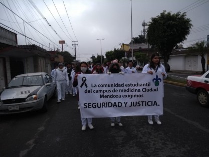 Unos 3 mil estudiantes, padres de familia y maestros marcharon desde la Vicerrectoría de la UV en Orizaba, en protesta  por el asesinato de Valeria Cruz Medel.