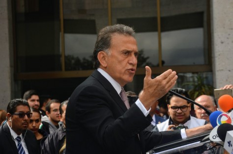 Molesto porque un reportero le cuestionó si metería las manos por sus funcionarios, el Gobernador Miguel Ángel Yunes, contestó que esa pregunta era la más vulgar, y denotaba su falta de talento periodístico, porque él sabe más que todos los reporteros presentes.