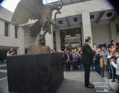 Molesto porque un reportero le cuestionó si metería las manos por sus funcionarios, el Gobernador Miguel Ángel Yunes, contestó que esa pregunta era la más vulgar, y denotaba su falta de talento periodístico, porque él sabe más que todos los reporteros presentes.