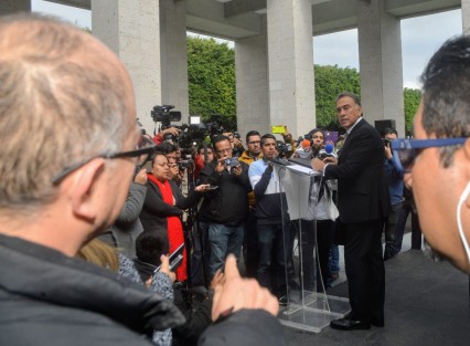 Molesto porque un reportero le cuestionó si metería las manos por sus funcionarios, el Gobernador Miguel Ángel Yunes, contestó que esa pregunta era la más vulgar, y denotaba su falta de talento periodístico, porque él sabe más que todos los reporteros presentes.