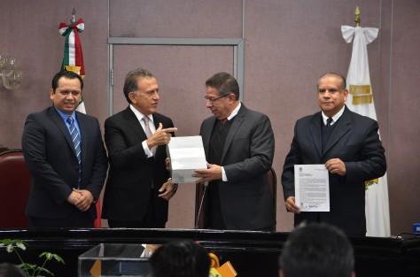 Al entregar su segundo y último informe de gobierno al congreso local, el gobernador Miguel Ángel Yunes Linares, aseveró que encabezó la administración de la transición que sacó a la pandilla más brutal que gobernó Veracruz y que serán los veracruzanos, el Congreso y la historia quienes habrán de juzgarlo.