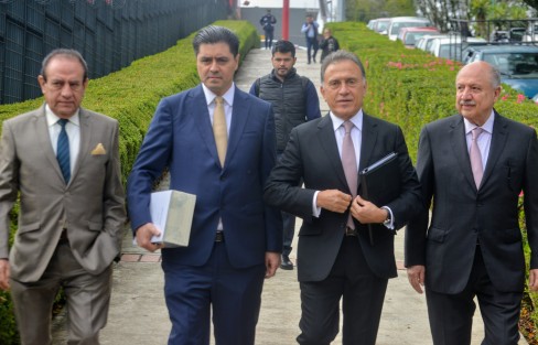  Al entregar su segundo y último informe de gobierno al congreso local, el gobernador Miguel Ángel Yunes Linares, aseveró que encabezó la administración de la transición que sacó a la pandilla más brutal que gobernó Veracruz y que serán los veracruzanos, el Congreso y la historia quienes habrán de juzgarlo.  