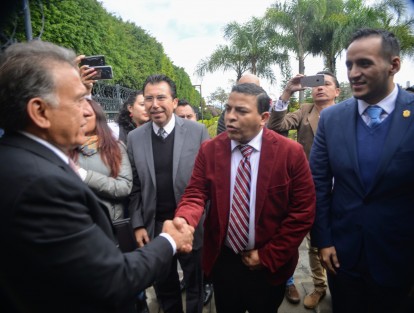  Al entregar su segundo y último informe de gobierno al congreso local, el gobernador Miguel Ángel Yunes Linares, aseveró que encabezó la administración de la transición que sacó a la pandilla más brutal que gobernó Veracruz y que serán los veracruzanos, el Congreso y la historia quienes habrán de juzgarlo.  