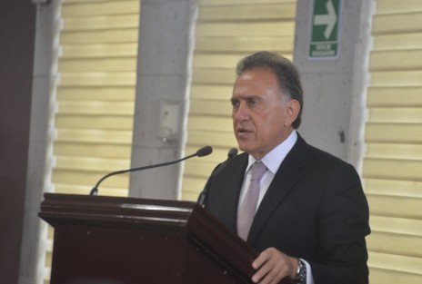  Al entregar su segundo y último informe de gobierno al congreso local, el gobernador Miguel Ángel Yunes Linares, aseveró que encabezó la administración de la transición que sacó a la pandilla más brutal que gobernó Veracruz y que serán los veracruzanos, el Congreso y la historia quienes habrán de juzgarlo.  