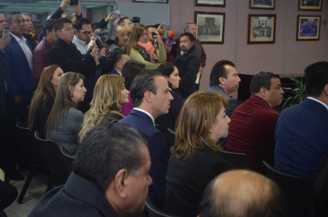  Al entregar su segundo y último informe de gobierno al congreso local, el gobernador Miguel Ángel Yunes Linares, aseveró que encabezó la administración de la transición que sacó a la pandilla más brutal que gobernó Veracruz y que serán los veracruzanos, el Congreso y la historia quienes habrán de juzgarlo.