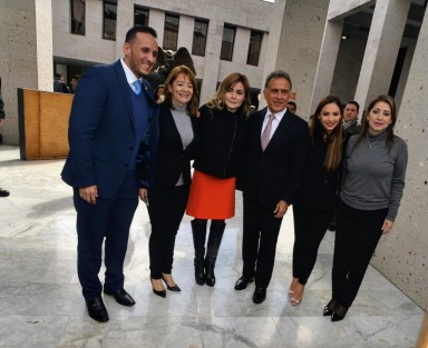  Al entregar su segundo y último informe de gobierno al congreso local, el gobernador Miguel Ángel Yunes Linares, aseveró que encabezó la administración de la transición que sacó a la pandilla más brutal que gobernó Veracruz y que serán los veracruzanos, el Congreso y la historia quienes habrán de juzgarlo.