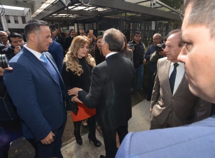  Al entregar su segundo y último informe de gobierno al congreso local, el gobernador Miguel Ángel Yunes Linares, aseveró que encabezó la administración de la transición que sacó a la pandilla más brutal que gobernó Veracruz y que serán los veracruzanos, el Congreso y la historia quienes habrán de juzgarlo.