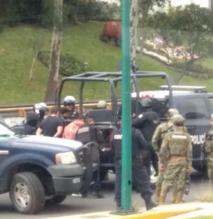 Tres sujetos armados fueron detenidos luego de que se registrara una presunta persecución en la avenida Lázaro Cárdenas alrededor del mediodía de este jueves.