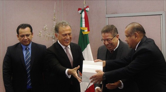 Aspectos del Segundo Informe de Gobierno del Gobernador Miguel Ángel Yunes en la Sala Venustiano Carranza; lo recibió el presidente y la mesa legislativa. 