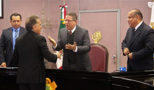 Aspectos del Segundo Informe de Gobierno del Gobernador Miguel Ángel Yunes en la Sala Venustiano Carranza; lo recibió el presidente y la mesa legislativa. 