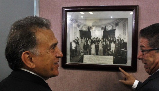 Después el gober recordó cuando fue diputado en las fotos oficiales del recuerdo de todas las cámaras.