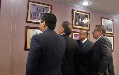 Después el gober recordó cuando fue diputado en las fotos oficiales del recuerdo de todas las cámaras.