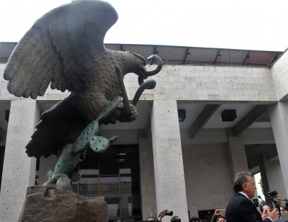 Después a la salida dio conferencia de prensa en el ya famoso lugar el águila del congreso.