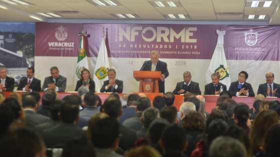 El Magistrado Edel Humberto Álvarez Peña, presidente del Tribunal de Justicia, en compañía de magistrados y del gobernador Miguel Ángel Yunes,  rindió su segundo informe de resultados.