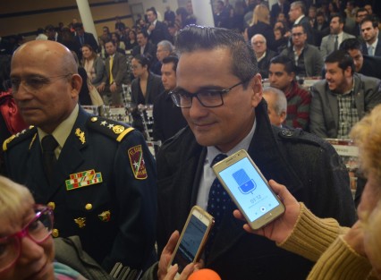 Con su sonrisa característica, el Fiscal Jorge  WInckler, se negó a responder a las preguntas de los comunicadores, a su llegada al informe del titular del Poder Judicial, quienes lo cuestionaron sobre algunos de los recientes feminicidios.  