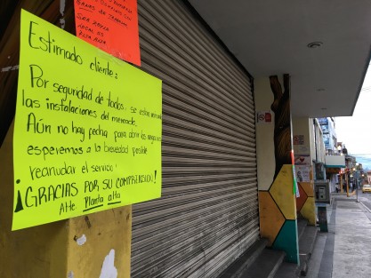 Debido a los daños por el incendio suscitado, algunos de los locatarios del mercado Jáuregui trabajan en otros espacios temporalmente.  
