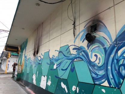 Debido a los daños por el incendio suscitado, algunos de los locatarios del mercado Jáuregui trabajan en otros espacios temporalmente.  
