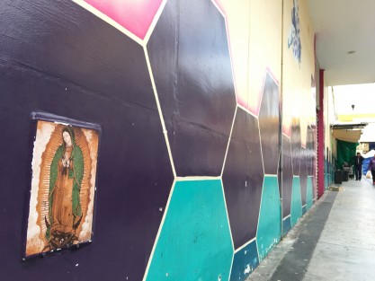 Debido a los daños por el incendio suscitado, algunos de los locatarios del mercado Jáuregui trabajan en otros espacios temporalmente.  