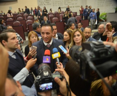 El líder de la bancada del PAN, Sergio Hernández, expresó que comenzó la anarquía por  parte del partido mayoritario, y se quejó  de que a los albiazules se les marginó de la integración de las comisiones. 