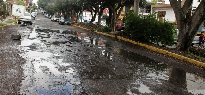 Luego de una semana de reportar una fuga de aguas negras, vecinos de la calle Encanto siguen esperando se atienda el problema. 