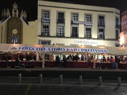 Libreros mantuvieron bajo protesta contra las nuevas disposiciones de la autoridad municipal, su venta de libros en Plaza Lerdo hasta este sábado. Explicaron que buscarán diálogo para que la prohibición de venta en este espacio sea retirada. 