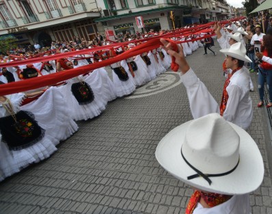 A diferencia de años anteriores, cuando la organización fue muy buena, este año con más participantes pero también muchos más contratiempos, se estableció un nuevo récord de La Bamba en Xalapa,Ver.. 