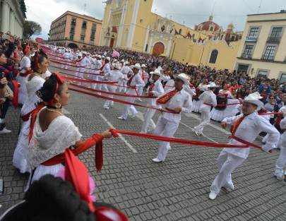 Al compás del grupo Tlen Huicani, ballets provenientes de diversos puntos del estado de Veracruz, Puebla, Estado de México, Tamaulipas, e incluso representantes de China, pese a todos los contratiempos se vivió nuevamente este espectáculo organizado por el Ballet Folklórico de la Universidad Veracruzana.  