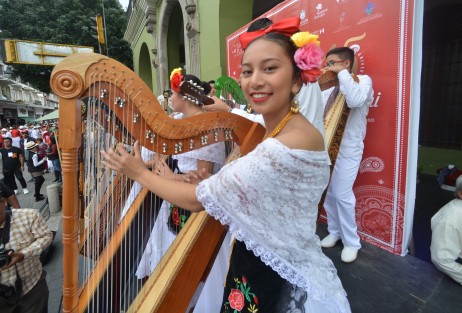Al compás del grupo Tlen Huicani, ballets provenientes de diversos puntos del estado de Veracruz, Puebla, Estado de México, Tamaulipas, e incluso representantes de China, pese a todos los contratiempos se vivió nuevamente este espectáculo organizado por el Ballet Folklórico de la Universidad Veracruzana.  