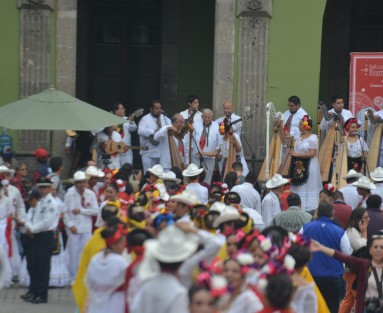 Al compás del grupo Tlen Huicani, ballets provenientes de diversos puntos del estado de Veracruz, Puebla, Estado de México, Tamaulipas, e incluso representantes de China, pese a todos los contratiempos se vivió nuevamente este espectáculo organizado por el Ballet Folklórico de la Universidad Veracruzana.  