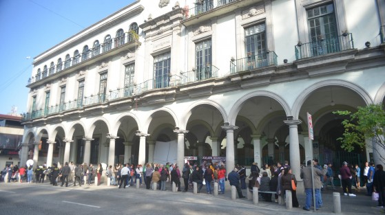 Integrantes de laAgrupación Renovación Veracruzana tomaron desde las 7 de la mañana las instalaciones del palacio municipal, exigen que se cumpla con obras en sus colonias.
