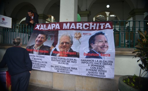 Integrantes de laAgrupación Renovación Veracruzana tomaron desde las 7 de la mañana las instalaciones del palacio municipal, exigen que se cumpla con obras en sus colonias.