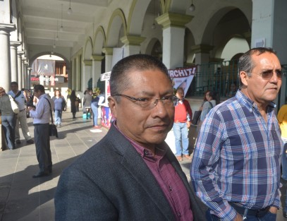Integrantes de laAgrupación Renovación Veracruzana tomaron desde las 7 de la mañana las instalaciones del palacio municipal, exigen que se cumpla con obras en sus colonias.