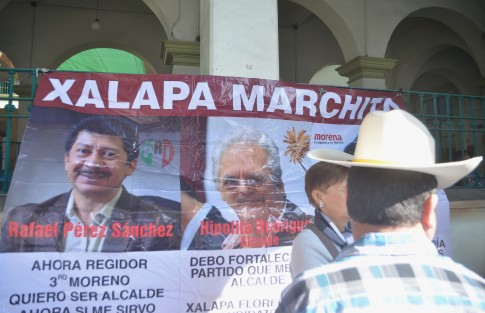 Integrantes de Renovación Veracruzana tomaron desde las 7 de la mañana las instalaciones del palacio municipal exigen que se cumpla con obras en sus colonias.  