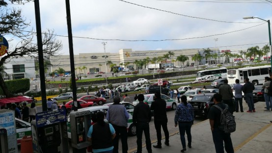 Víctima de un infarto mientras conducía su vehículo sobre la avenida Lázaro Cárdenas a la altura de la SEV, murió el fundador de las Farmacias Plus, Salvador Gómez Merlo, la mañana de este martes.