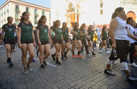 En punto de las 10 de la mañana dio inicio el desfile cívico-militar por el 108 aniversario de la Revolución Mexicana; participaron estudiantes, maestros y efectivos de seguridad, en el presidium presente el todavía Gobernador MAYL. 