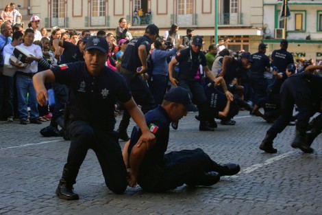 En punto de las 10 de la mañana dio inicio el desfile cívico-militar por el 108 aniversario de la Revolución Mexicana; participaron estudiantes, maestros y efectivos de seguridad, en el presidium presente el todavía Gobernador MAYL. 