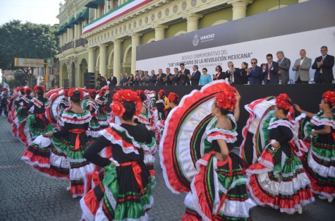En punto de las 10 de la mañana dio inicio el desfile cívico-militar por el 108 aniversario de la Revolución Mexicana participaron estudiante, maestros y efectivos de seguridad, en el presidium presente el todavía Gobernador MAYL. 
