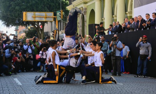 En punto de las 10 de la mañana dio inicio el desfile cívico-militar por el 108 aniversario de la Revolución Mexicana participaron estudiante, maestros y efectivos de seguridad, en el presidium presente el todavía Gobernador MAYL. 