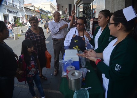 Personal del Seguro Social estará aplicando toda la semana la vacuna contra la influenza en el centro de Xalapa. Es gratis y para toda la población en general; no debes tener síntomas gripa para poder recibirla.