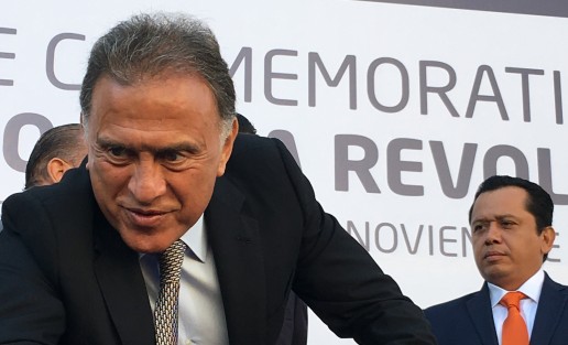 Al concluir el desfile deportivo, el Gobernador Yunes Linares saludó a ciudadanos, donde una mujer le gritó: -<em>Nos vemos en dos años</em>, a lo que el Ejecutivo le respondió: -<em>En seis, en seis</em>. 