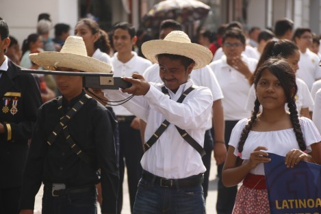 Se celebró el 108 Aniversario de la Revolución Mexicana con un desfile por las principales calles del centro de la ciudad de Veracruz. Participaron escuelas de distintos niveles educativos. 