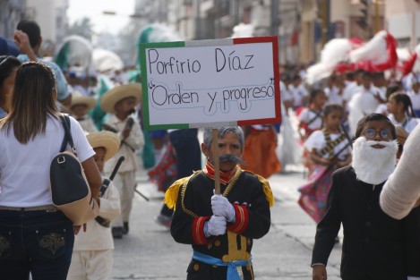 Se celebró el 108 Aniversario de la Revolución Mexicana con un desfile por las principales calles del centro de la ciudad de Veracruz. Participaron escuelas de distintos niveles educativos. 