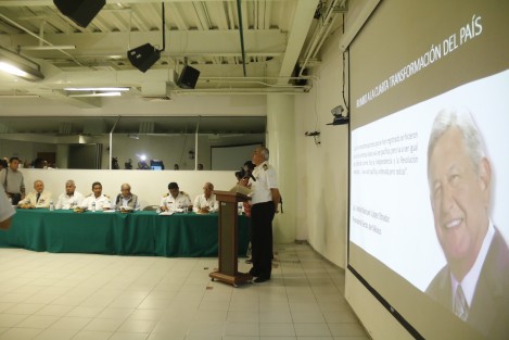 El próximo Coordinador General de Puertos y Marina Mercante, Héctor López Gutiérrez, asistió a la reunión <em>Planteamientos de Organizaciones de Marinos Mercantes, Integrándonos a la Cuarta Transformación de México</em>.  López Gutiérrez aseguró que buscarán reformar la ley para desincorporar a la Marina Mercante de SEMAR y regresarla a SCT. 