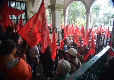 En esta ocasión le tocó a Antorcha Campesina exigir obras en la entrada principal del ayuntamiento de Xalapa.  