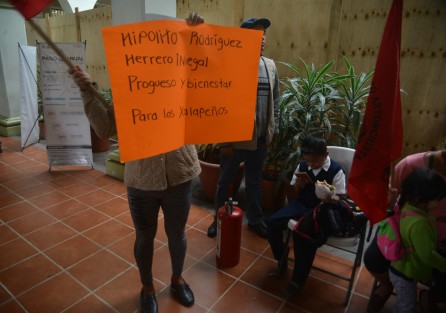 En esta ocasión le tocó a Antorcha Campesina exigir obras en la entrada principal del ayuntamiento de Xalapa.  