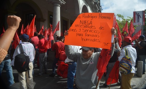 En esta ocasión le tocó a Antorcha Campesina exigir obras en la entrada principal del ayuntamiento de Xalapa.  