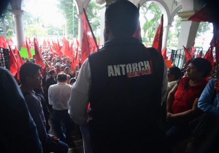 En esta ocasión le tocó a Antorcha Campesina exigir obras en la entrada principal del ayuntamiento de Xalapa.  
